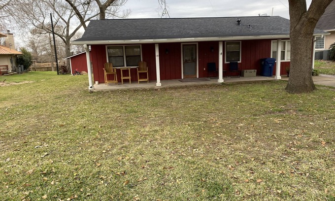 Elmaton Casa | Four bedroom river house located minutes away from Matagorda, TX and the beach.