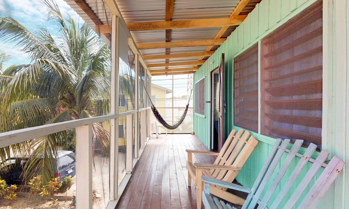 Placencia Cabina | Grupo de 4 cabañas renovadas cerca de la playa w / screened porches y hamacas