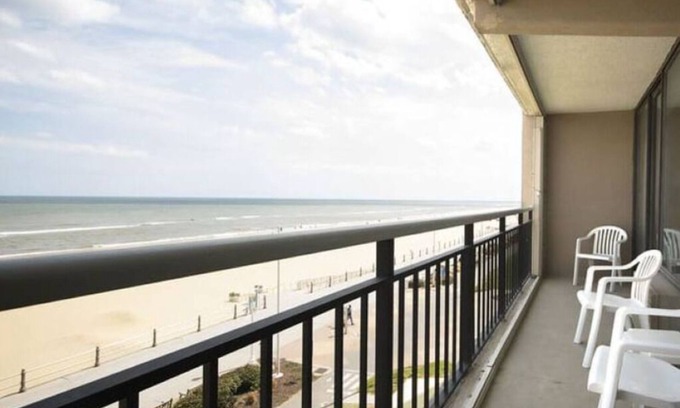 Northeast Virginia Beach Complejo | Four Sails Resort Oceanfront condo with 2 Oceanfront Balconies