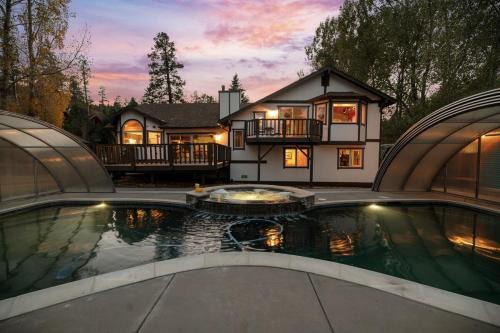 Upper Moonridge Casa | Four Season Escape, Cozy Big Bear Cabin with Pool, Jacuzzi & Sauna