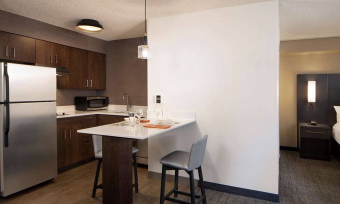 Raisin Hotel | Four Welcoming Studio in Fresno with Delightful Breakfast | Free Parking