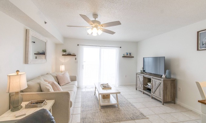 Orange Beach Condominio | Four Winds 802, freshly updated, adorable beach front, spectacular sunset views!