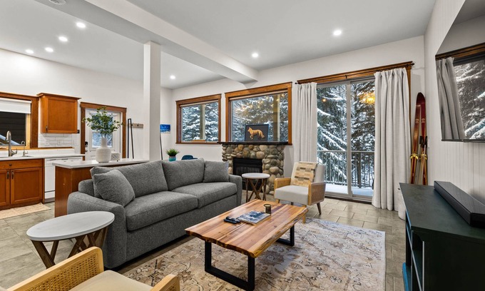 Sun Peaks Apartamento | Fox Cub Creekside- Cozy Fireplace w/ Hot Tub!
