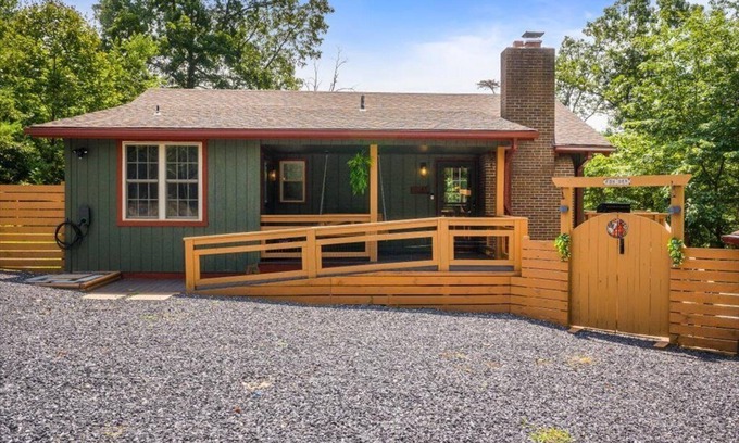 Mount Jackson Casa | Fox & Hound Getaway: Sauna, Hot Tub, Dogs, Game Night!