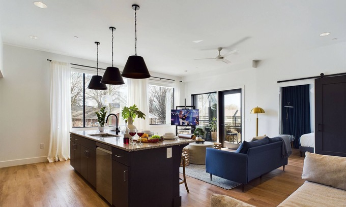 Historic Waverly Casa | Fox On The Run-Private Balcony-12 South