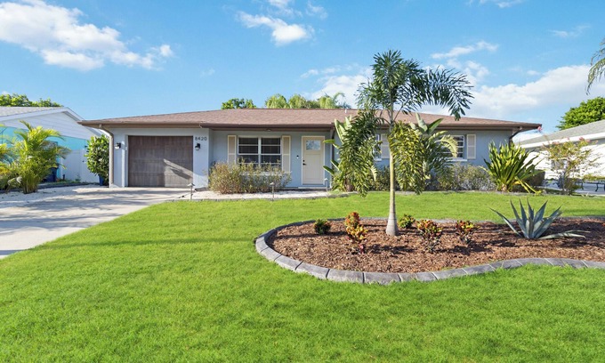 Whitney Beach Casa | FOX's Hidden Oasis 2 BR Pool Home 3 miles to AMI beaches