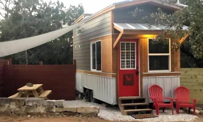 Austin Cabina | "Fox" tiny home in 2 acre gated boutique resort with pool!