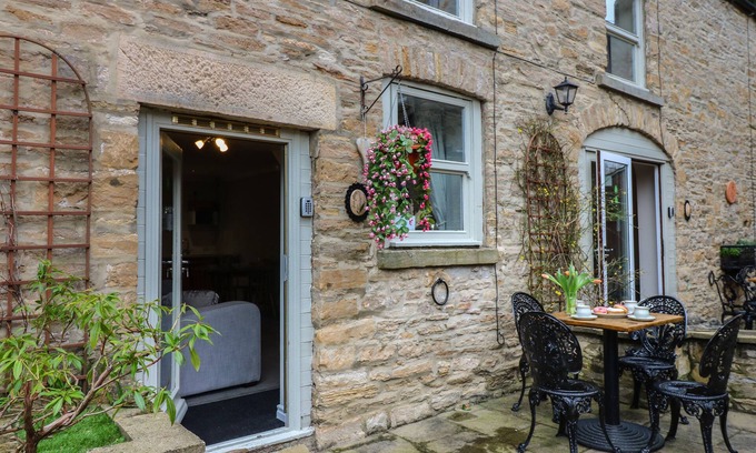 Richmond Cabaña | FOXGLOVE COTTAGE, pet friendly, character holiday cottage in Richmond