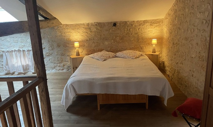 La Rochebeaucourt-et-Argentine Casa | Encantadora casa de piedra del siglo 19 con jardín de flores y vallada