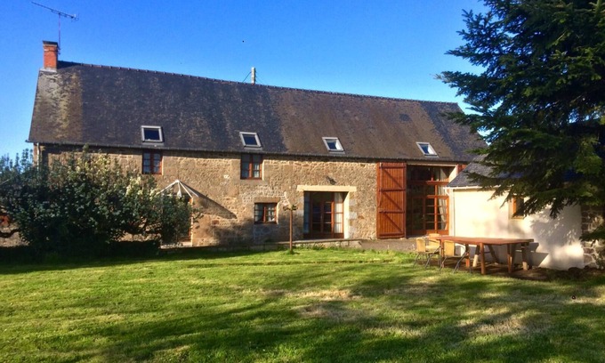 Saint-Georges-de-Reintembault Casa | Conversión de granero con encanto renovado, perfecto para unas vacaciones familiares tranquilas