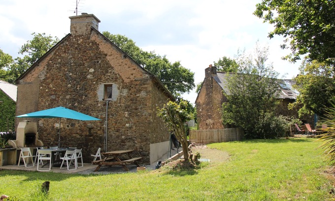 Saint-Malo-des-Trois-Fontaines Casa | Family home in the country