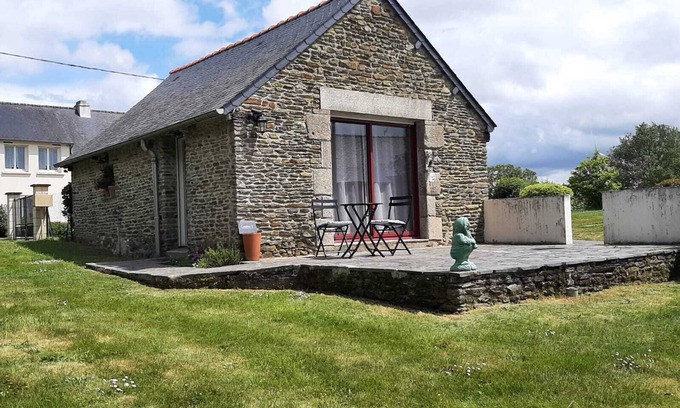 Saint-Malo-des-Trois-Fontaines Casa | Breton getaway in a charming cottage with garden and terrace