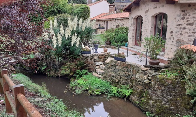 Saint-Martin-Lars-en-Sainte-Hermine Casa | Longère Vendéenne, casa rural en un antiguo molino de agua.