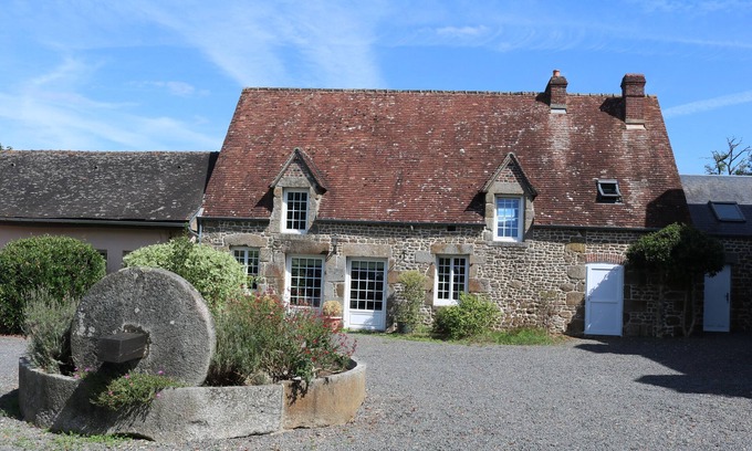 Sainte-Marguerite-de-Carrouges Casa | Green cottage