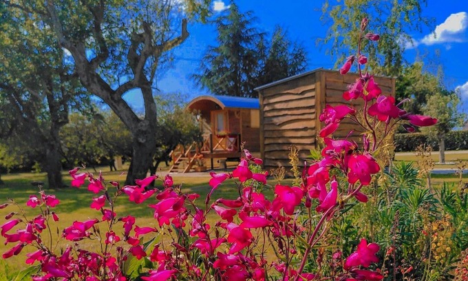 Faverolles Cabaña | Caravana auténtica con piscina climatizada y desayuno incluido
