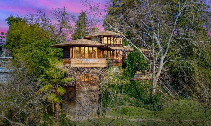 Modesto Casa | Frank Lloyd Wright Inspired Luxury Treetop Getaway