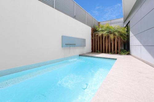 Newtown Apartamento | Frankie Luxury pool house Geelong Sleeps 12 Close to GMHBA cafes restaurants shops schools
