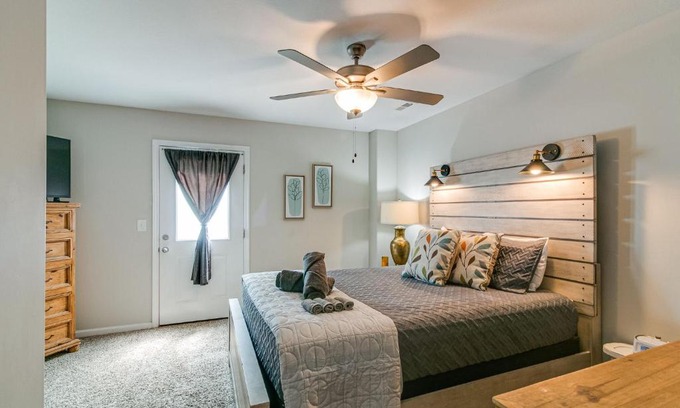 Clarksville Casa | Franklin Haven by Johnathan (1010 Franklin, #B)