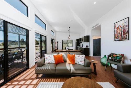 Erudgere Casa | Frantoio Cottage - Serene Horizons, Stylish Comforts