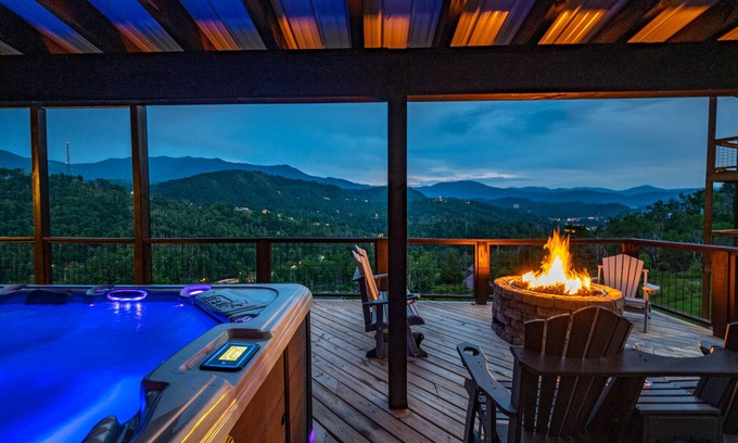 Gatlinburg Cabina | Free Attractions! 180° Views, 10per swimspa, Gas Firepit, Arcade room.
