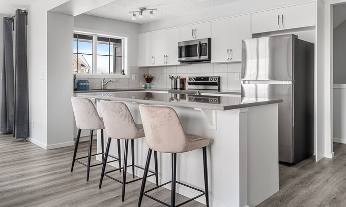 Airdrie Casa | FREE Banff Pass, 4BR Townhome, Sleeps 10, Garage