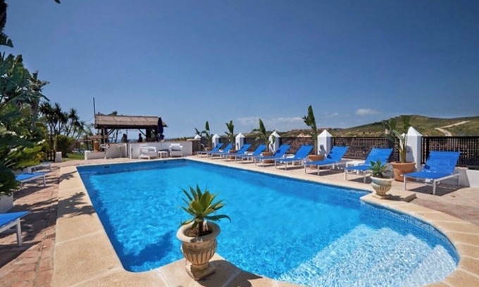 Estepona Villa | Bar gratuito, Piscina, Jacuzzi, Jardín, Fútbol, Billar, Tenis de mesa. Duerme 20