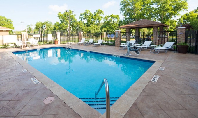Lake Jackson Condominio | Desayuno buffet gratis. Piscina al aire libre. Excelente ubicacion!