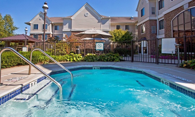 Shelby Township Condominio | Free Breakfast Buffet. Pool & Hot Tub Access. Great Location!