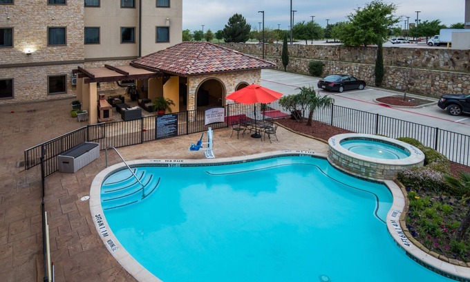 Irving Condominio | Free Breakfast + Fitness Center Access | Close to the DFW Airport!