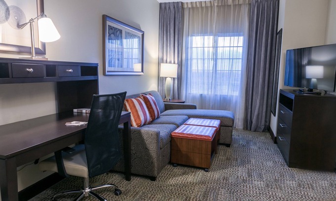 McNeil Condominio | Free Breakfast + Heated Pool | Close to U of T