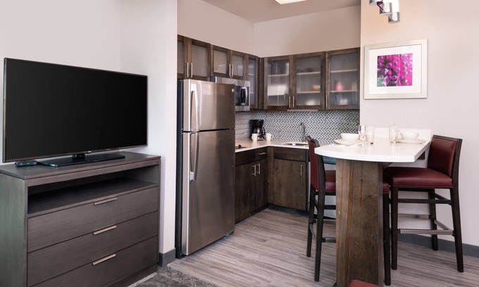 Lake Charles Condominio | Desayuno gratis. Piscina al aire libre. ¡Ideal para grupos!