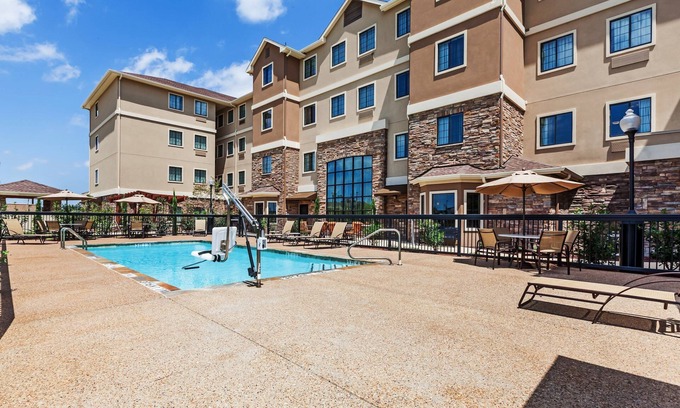 Fossil Creek Condominio | Desayuno gratis + piscina al aire libre | Suite accesible cerca del centro de convenciones