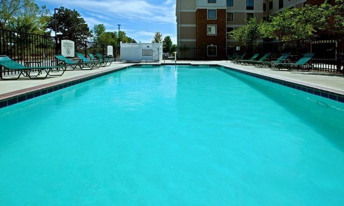 Plainfield Condominio | Desayuno gratis + piscina al aire libre + bañera de hidromasaje | Centro de negocios las 24 horas