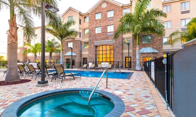 McAllen Condominio | Desayuno gratis. Piscina al aire libre y bañera de hidromasaje. ¡Cerca de la Universidad de Texas en el Valle del Río Grande!