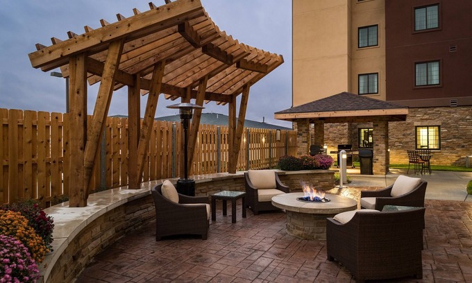 West Omaha Apartamento | Desayuno gratis. Piscina y jacuzzi. ¡Ideal para viajeros de negocios!