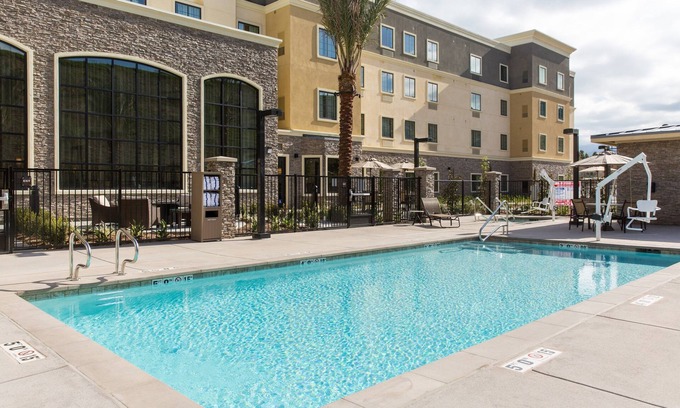 Corona Apartamento | Free Breakfast. Pool & Hot Tub. Gym. Close to Amazon!
