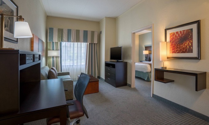 Concordville Condominio | Free Breakfast. Seasonal Outdoor Pool. Gym. Close to Longwood Gardens!
