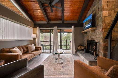 Sevierville Casa | FREE Dollywood ticket & more, second level condo w king bed loft