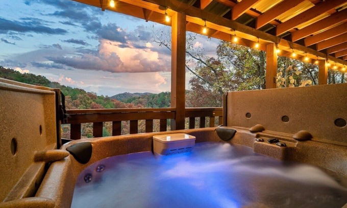 Gatlinburg - Pigeon Forge Cabina | Free Dollywood Tix/VIEWS/Secluded/Couples/HotTub/