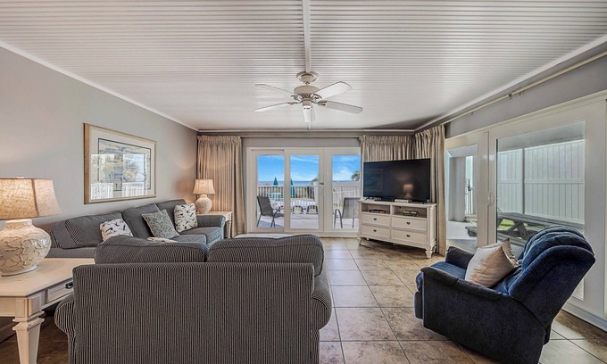 Holiday Beach Condominio | FREE Golf! Mariner West 101 Corner Unit, Walk-in Shower, Heated Pool, Grills!