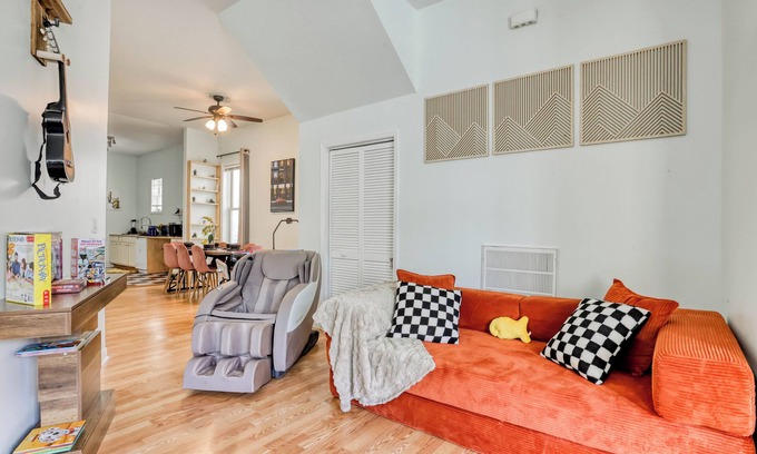 Cuyler - Brownsville Casa | Free Late Check-Out - Duplex Near DT - Projectors - Massage Chair - 4 King Beds