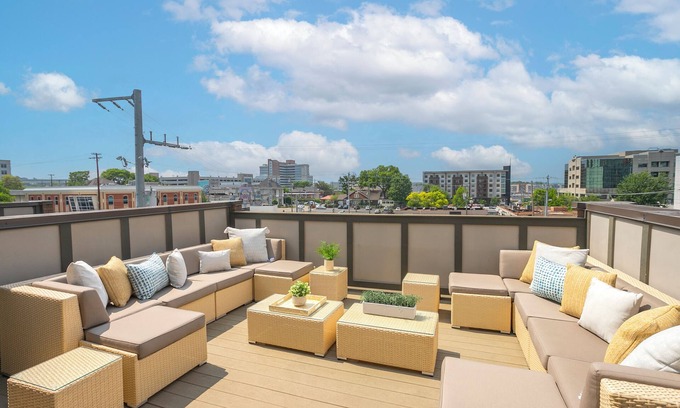 West End Casa | ¡OFERTA ESPECIAL! # 3 de 6 casas JUNTAS! Lujo en ubicación privilegiada con terraza en la azotea!