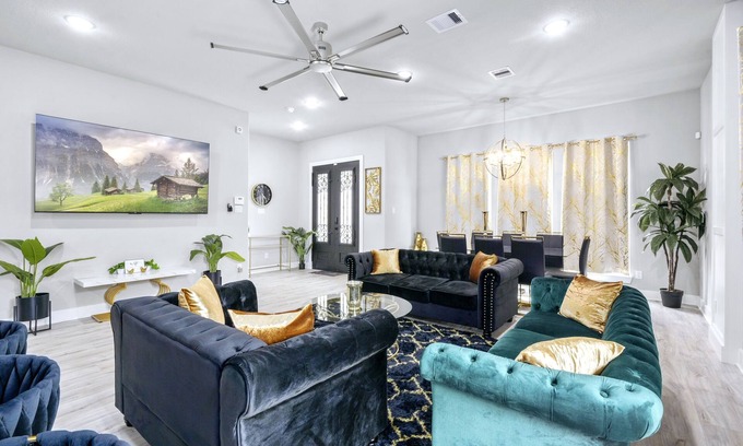 Southeast Houston Casa | FREE NIGHT! Sleeps 16, Private Pool, Hot Tub