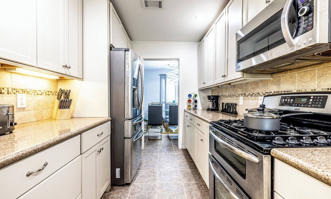 Southeast Houston Casa | FREE NIGHT! Sleeps 20, Private Pool, Hot Tub