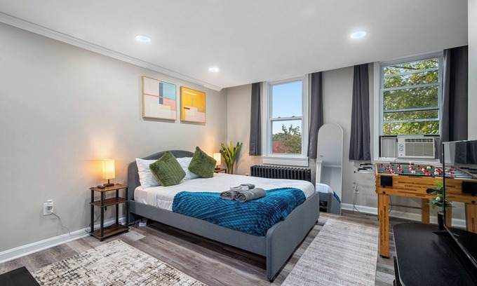 South Oakland Casa | Newly Renovated, Modern, Skyline View Apt #1