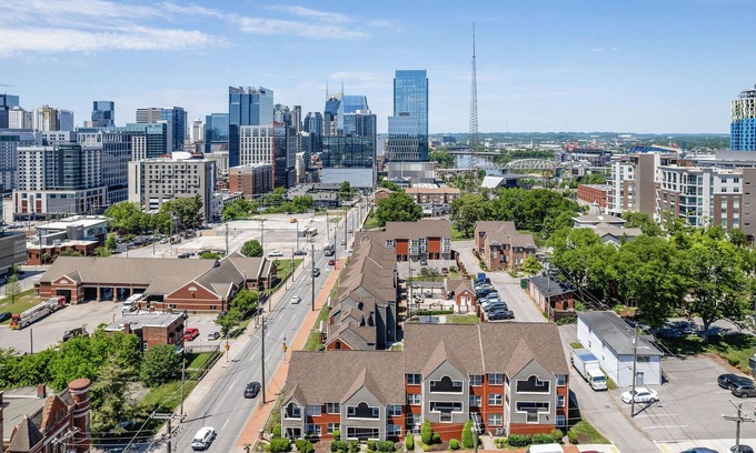 Rutledge Hill Casa | Free Parking! 4 Blocks to Broadway! No Bunks!