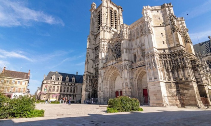 Old Town Apartamento | Free parking - Family-friendly - Cathedral view - Wifi