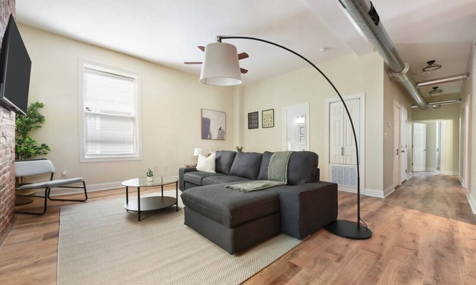 Point Breeze North Apartamento | Netflix+FREE Parking Near Shopping|Food|Hospitals