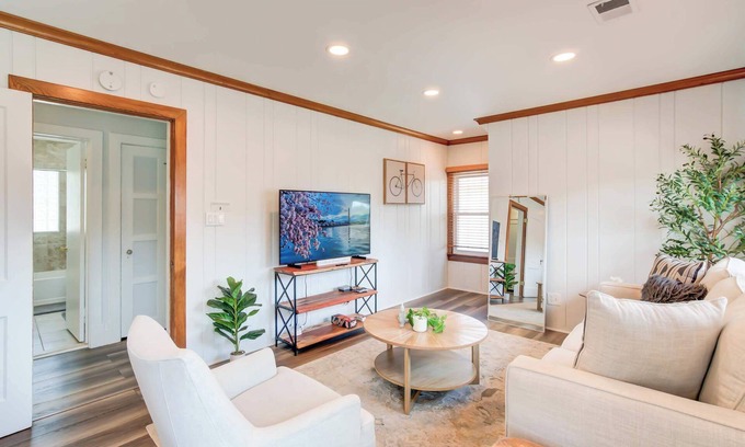 Arlington Ridge Apartamento | FREE Parking | Walk to METRO! Arlington 2 BR House