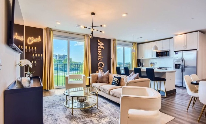 Rutledge Hill Condominio | FREE Parking| WALK to Broadway| King| Fitness CTR!